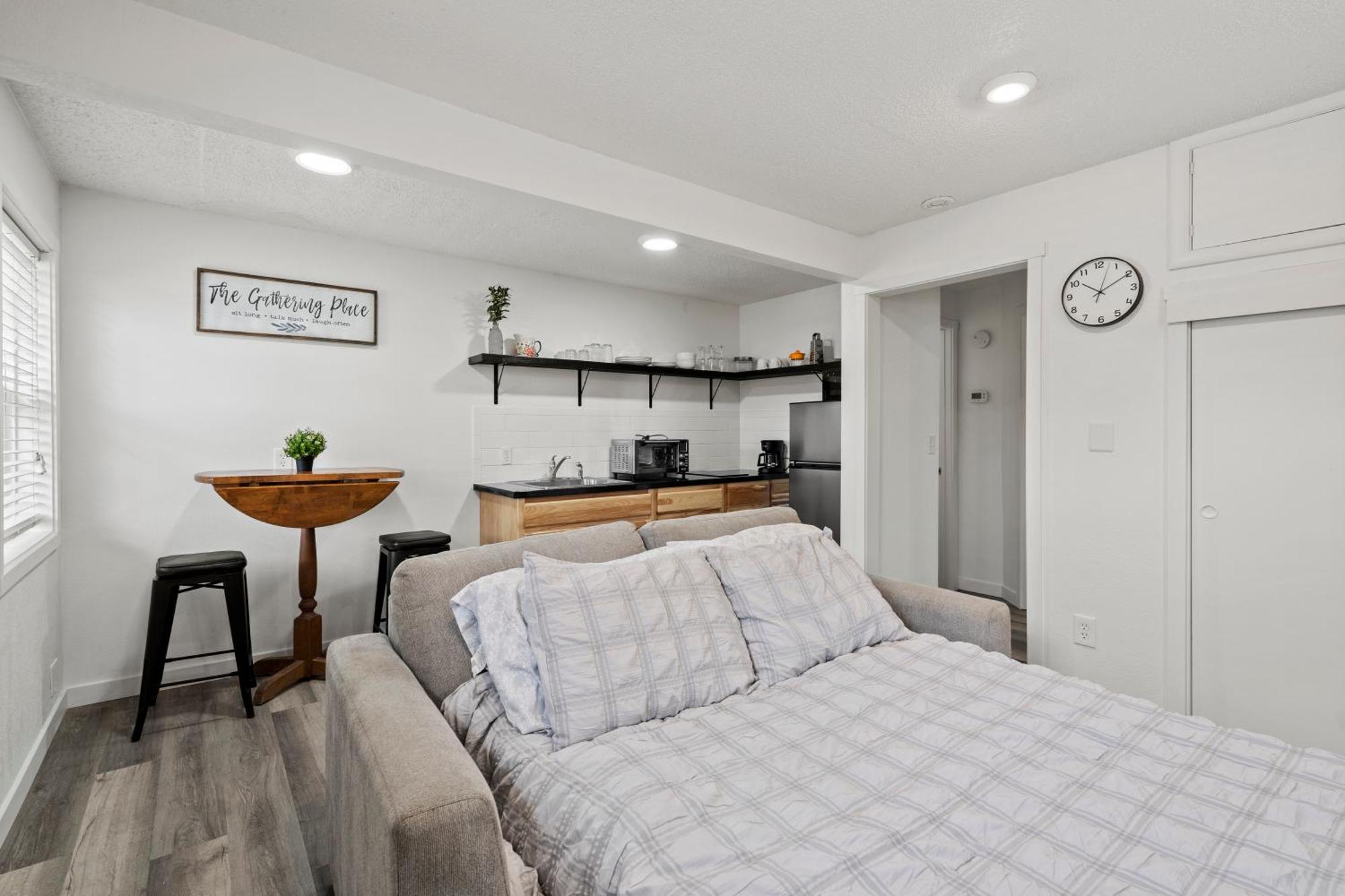 Peach Street Super Suite Медфорд Экстерьер фото