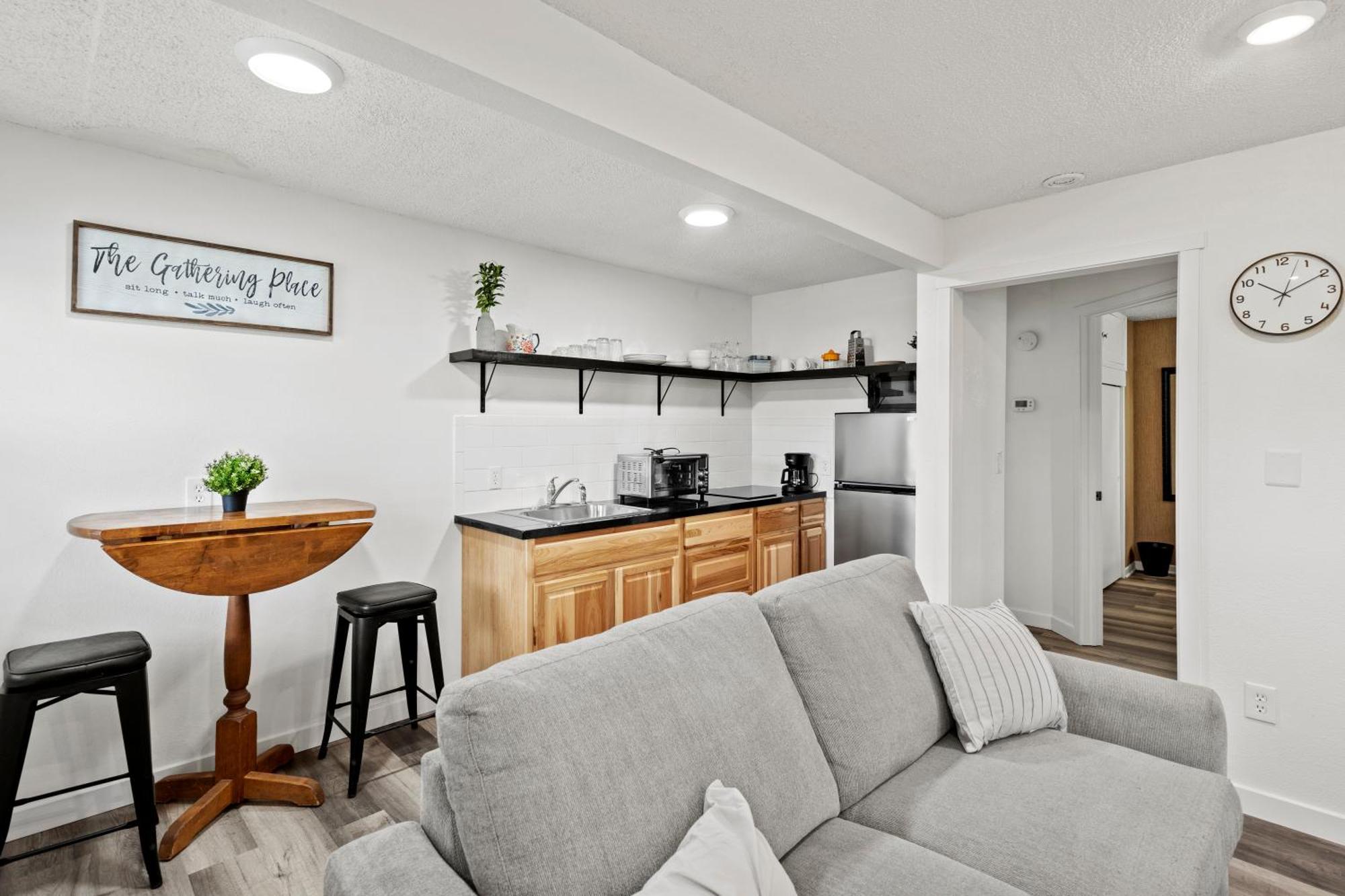 Peach Street Super Suite Медфорд Экстерьер фото