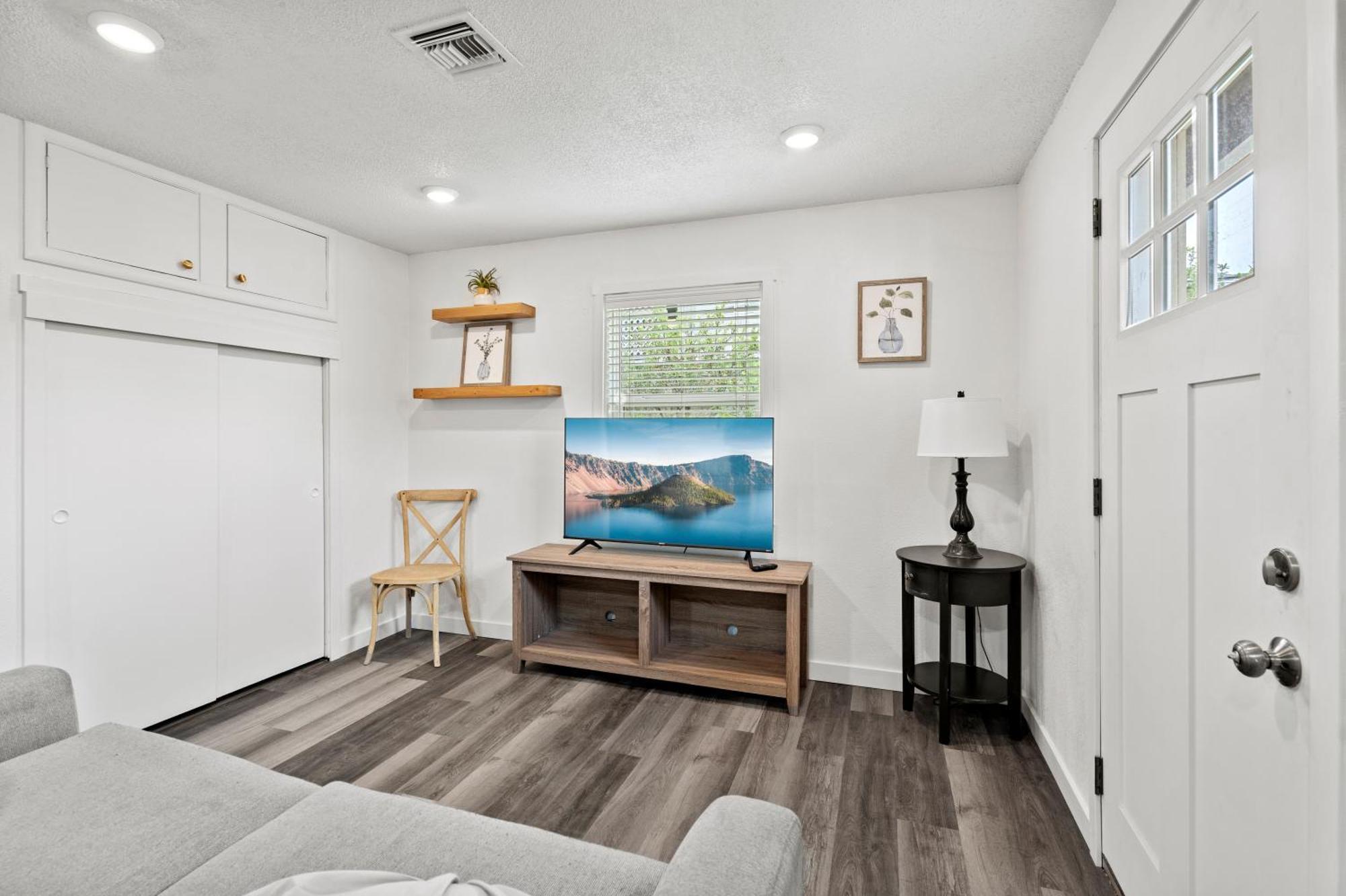 Peach Street Super Suite Медфорд Экстерьер фото